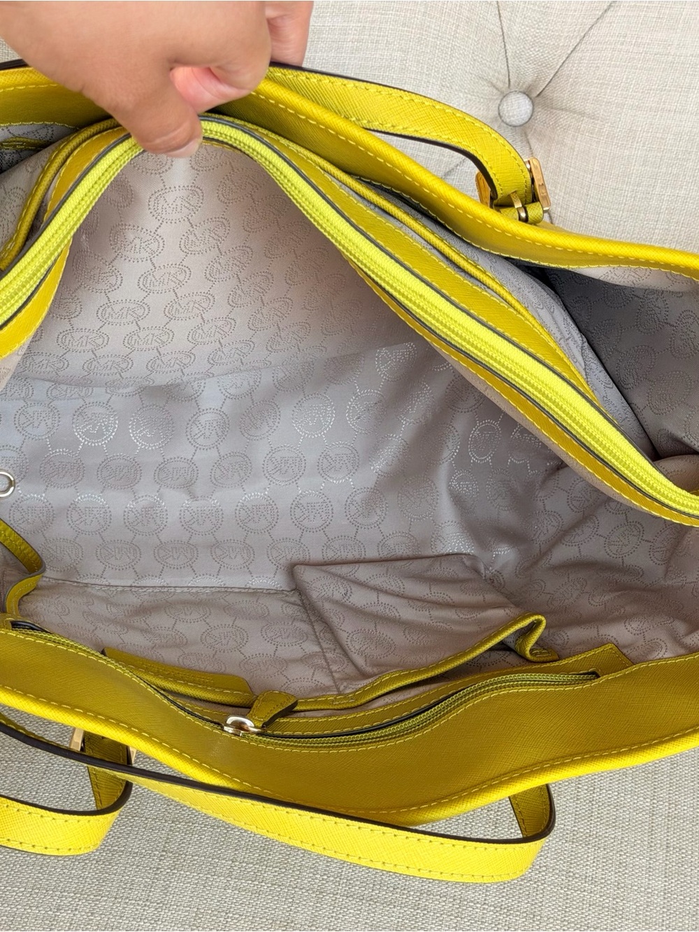 Michael Kors Lime Yellow Tote Bag - Saffiano Leather - Picture 14 of 17